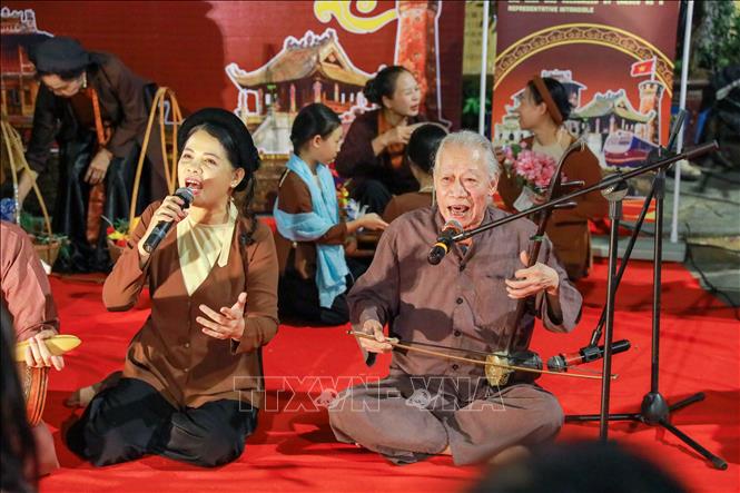 Ông là một trong những người tham gia các hoạt động phục hồi, góp phần quan trọng trong quá trình đưa loại hình âm nhạc dân gian này trở lại đời sống đương đại. Ảnh: Khánh Hoà - TTXVN