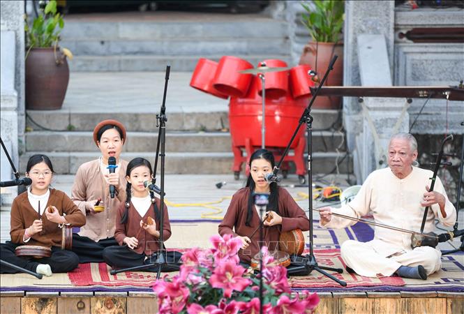 NSND Xuân Hoạch cùng các học trò nhí  biểu diễn chùm ca khúc ''Công cha nghĩa mẹ'', ''Ngoan'', ''Mẹ'' tại Chương trình biểu diễn nghệ thuật truyền thống diễn ra ngày 4/1/2026, tại không gian văn hoá Hồ Văn (Trung tâm hoạt động văn hóa khoa học Văn Miếu - Quốc Tử Giám). Ảnh: Khánh Hoà - TTXVN