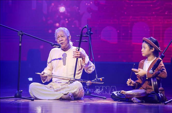 Với NSND Xuân Hoạch, Xẩm không chỉ là loại hình diễn xướng dân gian độc đáo, đó còn là hành trình giữ nghề, truyền nghề và khơi dậy sự quan tâm của cộng đồng, đặc biệt là lớp trẻ, đối với những di sản âm nhạc truyền thống từng đứng trước nguy cơ mai một. Ảnh: Khánh Hoà - TTXVN