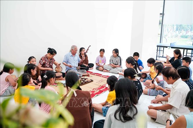 Với NSND Xuân Hoạch, Xẩm không chỉ là loại hình diễn xướng dân gian độc đáo, đó còn là hành trình giữ nghề, truyền nghề và khơi dậy sự quan tâm của cộng đồng, đặc biệt là lớp trẻ, đối với những di sản âm nhạc truyền thống từng đứng trước nguy cơ mai một. Ảnh: Khánh Hoà - TTXVN