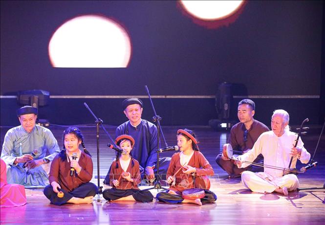 Với NSND Xuân Hoạch, Xẩm không chỉ là loại hình diễn xướng dân gian độc đáo, đó còn là hành trình giữ nghề, truyền nghề và khơi dậy sự quan tâm của cộng đồng. Ảnh: Khánh Hoà - TTXVN