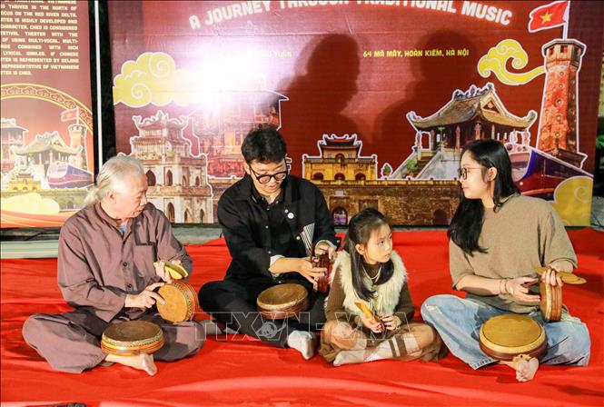 NSND Xuân Hoạch không chỉ hát, mà còn trò chuyện, giải thích cho khán giả, đặc biệt là giới trẻ, về lịch sử, tinh thần và cái hay của xẩm. Ảnh: Khánh Hoà - TTXVN