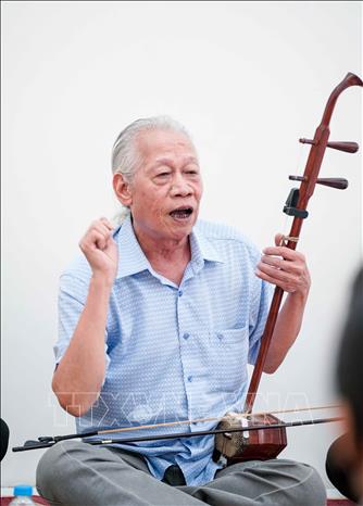 Với NSND Xuân Hoạch, Xẩm không chỉ là loại hình diễn xướng dân gian độc đáo, đó còn là hành trình giữ nghề, truyền nghề và khơi dậy sự quan tâm của cộng đồng. Ảnh: Khánh Hoà - TTXVN
