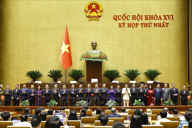 Chủ tịch Quốc hội Trần Thanh Mẫn chúc mừng Thủ tướng, Phó Thủ tướng Chính phủ, Bộ trưởng và thành viên khác của Chính phủ nhiệm kỳ 2026 - 2031. Ảnh: Dương Giang - TTXVN