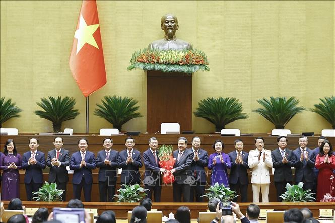 NA Chairman Tran Thanh Man congratulates the Government's members. VNA Photo