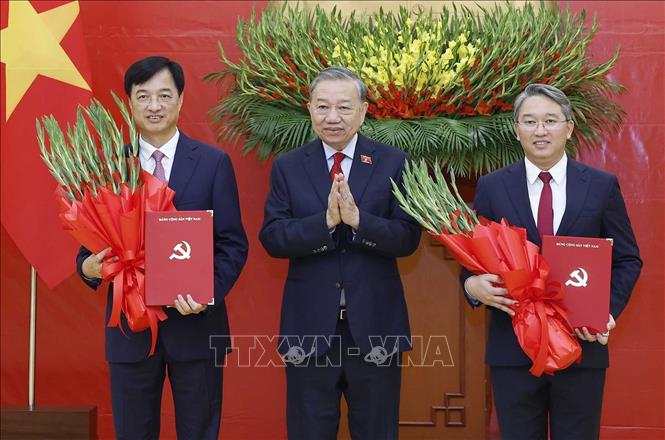 Tổng Bí thư, Chủ tịch nước Tô Lâm trao Quyết định của Bộ Chính trị và tặng hoa chúc mừng Trưởng ban Tổ chức Trung ương Nguyễn Duy Ngọc và Chánh Văn phòng Trung ương Đảng Nguyễn Hải Ninh. Ảnh: Thống Nhất – TTXVN