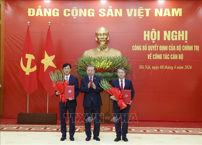 Tổng Bí thư, Chủ tịch nước Tô Lâm trao Quyết định của Bộ Chính trị và tặng hoa chúc mừng Trưởng ban Tổ chức Trung ương Nguyễn Duy Ngọc và Chánh Văn phòng Trung ương Đảng Nguyễn Hải Ninh. Ảnh: Thống Nhất – TTXVN