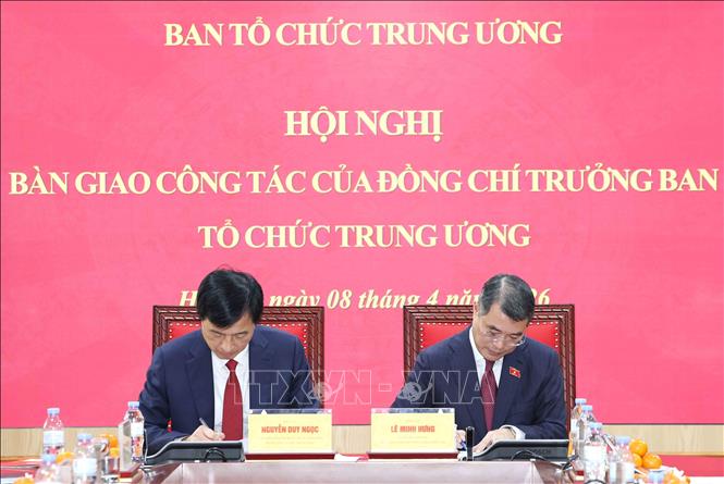 Đồng chí Lê Minh Hưng, Uỷ viên Bộ Chính trị, Thủ tướng Chính phủ cùng đồng chí Nguyễn Duy Ngọc, Uỷ viên Bộ Chính trị, Bí thư Trung ương Đảng, Trưởng ban Tổ chức Trung ương ký Biên bản bàn giao nhiệm vụ. Ảnh: Phương Hoa - TTXVN