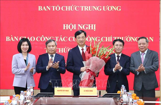 Thường trực Thành uỷ Hà Nội tặng hoa chúc mừng đồng chí Nguyễn Duy Ngọc, Uỷ viên Bộ Chính trị, Bí thư Trung ương Đảng, Trưởng ban Tổ chức Trung ương. Ảnh: Phương Hoa - TTXVN