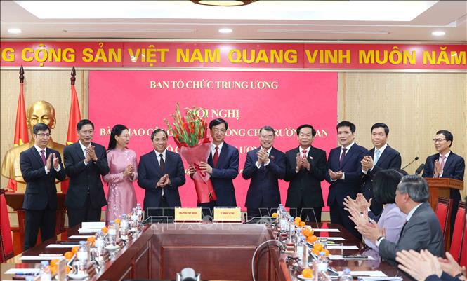 Lãnh đạo Ban Tổ chức Trung ương tặng hoa chúc mừng đồng chí Nguyễn Duy Ngọc, Uỷ viên Bộ Chính trị, Bí thư Trung ương Đảng, Trưởng ban Tổ chức Trung ương. Ảnh: Phương Hoa - TTXVN