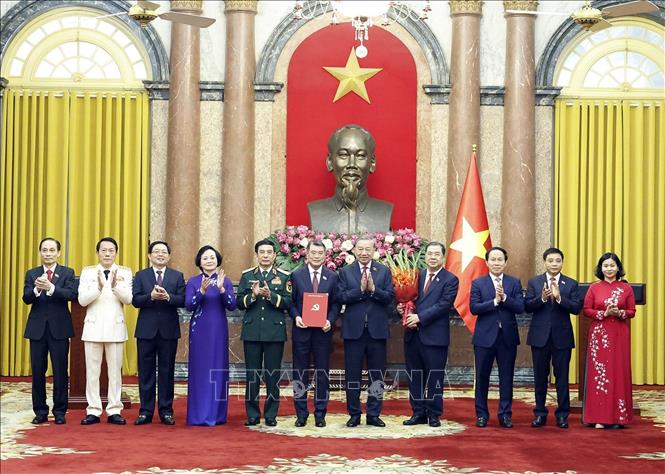 Tổng Bí thư, Chủ tịch nước Tô Lâm trao Quyết định của Bộ Chính trị chỉ định nhân sự của Đảng ủy Chính phủ nhiệm kỳ 2025 - 2030. Ảnh: Thống Nhất - TTXVN