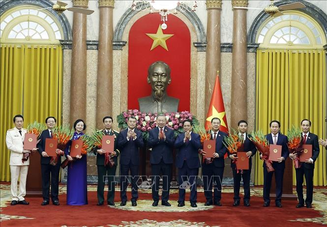 Tổng Bí thư, Chủ tịch nước Tô Lâm trao Quyết định bổ nhiệm cho 6 Phó Thủ tướng và Bộ trưởng Công an, Bộ trưởng Ngoại giao. Thủ tướng Lê Minh Hưng và nguyên Thủ tướng Phạm Minh Chính tặng hoa chúc mừng các đồng chí mới được bổ nhiệm. Ảnh: Thống Nhất - TTXVN