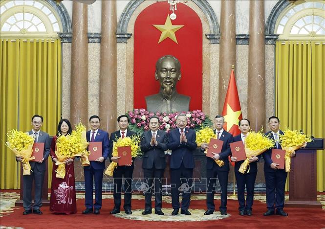 Tổng Bí thư, Chủ tịch nước Tô Lâm trao Quyết định bổ nhiệm cho 7 Bộ trưởng các Bộ. Chủ tịch Quốc hội Trần Thanh Mẫn tặng hoa chúc mừng các Bộ trưởng mới được bổ nhiệm. Ảnh: Thống Nhất - TTXVN 