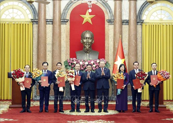 Tổng Bí thư, Chủ tịch nước Tô Lâm trao Quyết định bổ nhiệm cho 7 Bộ trưởng các Bộ và cơ quan ngang Bộ của Chính phủ. Đồng chí Trần Cẩm Tú, Ủy viên Bộ Chính trị, Thường trực Ban Bí thư tặng hoa chúc mừng các đồng chí mới được bổ nhiệm. Ảnh: Thống Nhất - TTXVN 