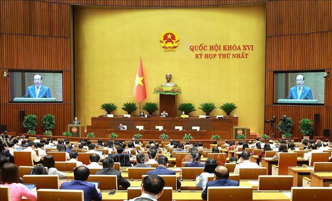 Chủ nhiệm Ủy ban Pháp luật và Tư pháp của Quốc hội Phan Chí Hiếu trình bày Báo cáo thẩm tra về dự án Luật Thủ đô (sửa đổi). Ảnh: Dương Giang - TTXVN