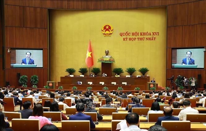 Bộ trưởng Bộ Tư pháp Hoàng Thanh Tùng, thừa ủy quyền của Thủ tướng Chính phủ trình bày Tờ trình về dự án Luật Thủ đô (sửa đổi); dự thảo Nghị quyết của Quốc hội về cơ chế phối hợp, chính sách đặc thù nâng cao hiệu quả phòng ngừa và giải quyết tranh chấp đầu tư quốc tế. Ảnh: Dương Giang - TTXVN 
