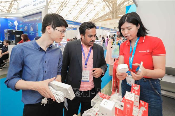High-quality Vietnamese products at the fair attract many visitors and shoppers. VNA Photo: Phan Phương