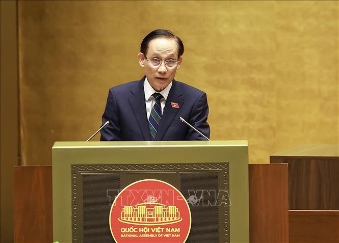 Bộ trưởng Ngoại giao Lê Hoài Trung, thừa ủy quyền của Thủ tướng Chính phủ trình bày Tờ trình về dự án Luật sửa đổi, bổ sung một số điều của Luật Cơ quan đại diện nước Cộng hòa xã hội chủ nghĩa Việt Nam ở nước ngoài. Ảnh: Dương Giang-TTXVN