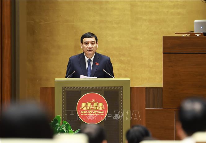 Chủ nhiệm Ủy ban Văn hoá và Xã hội của Quốc hội Nguyễn Đắc Vinh trình bày Báo cáo thẩm tra về 02 dự án: Luật sửa đổi, bổ sung một số điều của Luật Thi đua, khen thưởng; Luật Tín ngưỡng, tôn giáo (sửa đổi). Ảnh: Dương Giang-TTXVN