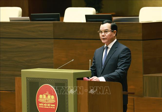 Bộ trưởng Bộ Dân tộc và Tôn giáo Nguyễn Đình Khang thừa ủy quyền của Thủ tướng Chính phủ trình bày Tờ trình về dự án Luật Tín ngưỡng, tôn giáo (sửa đổi). Ảnh: Dương Giang-TTXVN