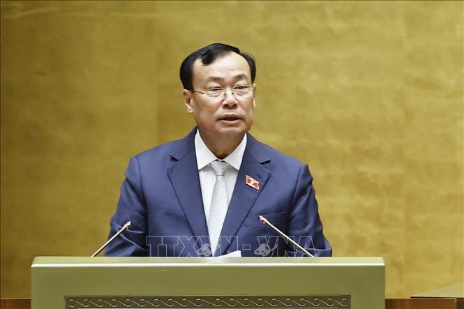Chủ nhiệm Ủy ban Quốc phòng, An ninh và Đối ngoại của Quốc hội Lê Tấn Tới trình bày Báo cáo thẩm tra về dự án Luật sửa đổi, bổ sung một số điều của Luật Cơ quan đại diện nước Cộng hòa xã hội chủ nghĩa Việt Nam ở nước ngoài . Ảnh: Doãn Tấn - TTXVN
