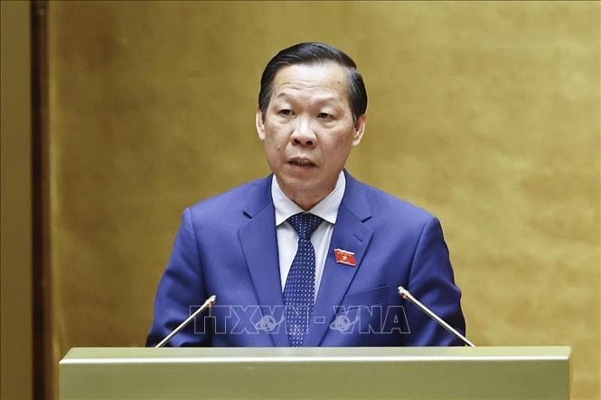 Chủ nhiệm Ủy ban Kinh tế và Tài chính của Quốc hội Phan Văn Mãi, trình bày Báo cáo thẩm tra về dự thảo Nghị quyết của Quốc hội về cơ chế phối hợp, chính sách đặc thù nâng cao hiệu quả phòng ngừa và giải quyết tranh chấp đầu tư quốc tế. Ảnh: Doãn Tấn - TTXVN