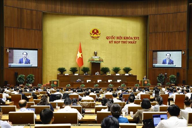 Bộ trưởng Tư pháp Hoàng Thanh Tùng, thừa ủy quyền của Thủ tướng Chính phủ trình bày Tờ trình về 02 nội dung: dự án Luật Thủ đô (sửa đổi); dự thảo Nghị quyết của Quốc hội về cơ chế phối hợp, chính sách đặc thù nâng cao hiệu quả phòng ngừa và giải quyết tranh chấp đầu tư quốc tế. Ảnh: Doãn Tấn - TTXVN
