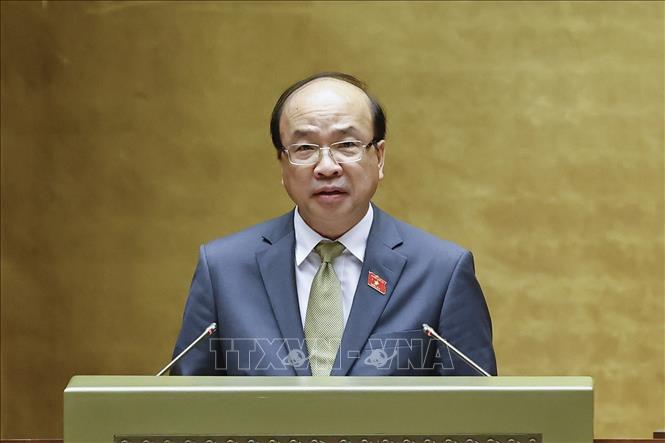 Chủ nhiệm Ủy ban Pháp luật và Tư pháp của Quốc hội Phan Chí Hiếu trình bày Báo cáo thẩm tra về dự án Luật Thủ đô (sửa đổi). Ảnh: Doãn Tấn - TTXVN