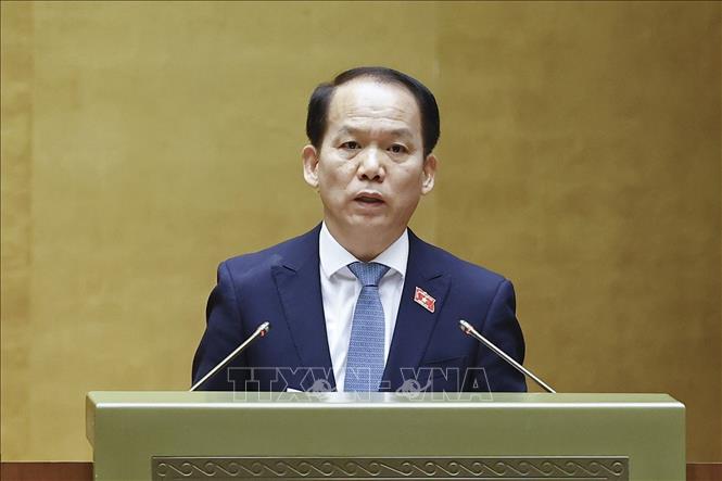 Bộ trưởng Tư pháp Hoàng Thanh Tùng, thừa ủy quyền của Thủ tướng Chính phủ trình bày Tờ trình về 02 nội dung: dự án Luật Thủ đô (sửa đổi); dự thảo Nghị quyết của Quốc hội về cơ chế phối hợp, chính sách đặc thù nâng cao hiệu quả phòng ngừa và giải quyết tranh chấp đầu tư quốc tế. Ảnh: Doãn Tấn - TTXVN