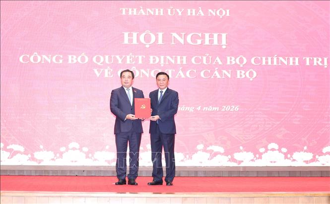 Ủy viên Bộ Chính trị, Thường trực Ban Bí thư Trần Cẩm Tú trao Quyết định của Bộ Chính trị cho đồng chí Trần Đức Thắng. Ảnh: Phương Hoa - TTXVN