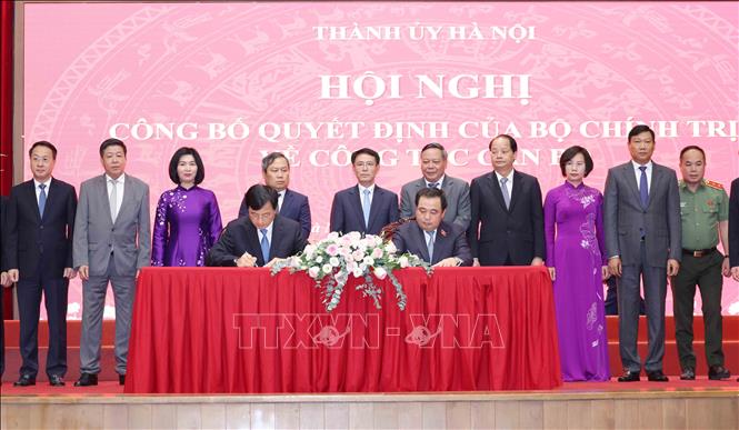 Đồng chí Trần Đức Thắng và đồng chí Nguyễn Duy Ngọc ký biên bản bàn giao nhiệm vụ. Ảnh: Phương Hoa - TTXVN