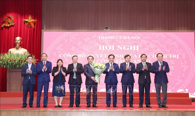 Lãnh đạo Bộ Nông nghiệp và Môi trường tặng hoa chúc mừng đồng chí Trần Đức Thắng. Ảnh: Phương Hoa - TTXVN