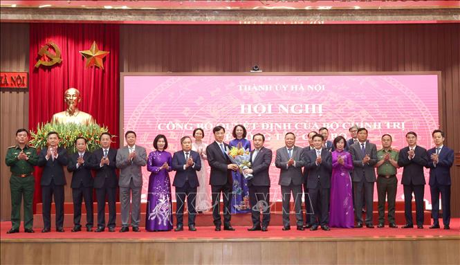 Lãnh đạo thành phố Hà Nội tặng hoa chúc mừng đồng chí Nguyễn Duy Ngọc, Uỷ viên Bộ Chính trị, Bí thư Trung ương Đảng, Trưởng Ban Tổ chức Trung ương. Ảnh: Phương Hoa - TTXVN