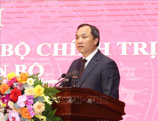 Đồng chí Hoàng Trung Dũng, Uỷ viên Trung ương Đảng, Phó Trưởng Ban Thường trực Ban Tổ chức Trung ương đọc Quyết định của Bộ Chính trị phân công, chỉ định đồng chí Trần Đức Thắng, Ủy viên Bộ Chính trị, Bộ trưởng Bộ Nông nghiệp và Môi trường nhiệm kỳ 2021 - 2026 giữ chức Bí thư Thành ủy Hà Nội khóa XVIII, nhiệm kỳ 2025 - 2030. Ảnh: Phương Hoa - TTXVN