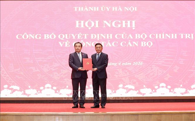 Ủy viên Bộ Chính trị, Thường trực Ban Bí thư Trần Cẩm Tú trao Quyết định của Bộ Chính trị cho đồng chí Trần Đức Thắng. Ảnh: Phương Hoa - TTXVN