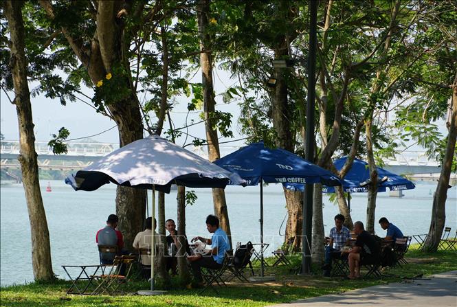 Người dân thành phố Huế đến bờ Bắc sông Hương để tránh nắng nóng. Ảnh: Nguyên Lý - TTXVN