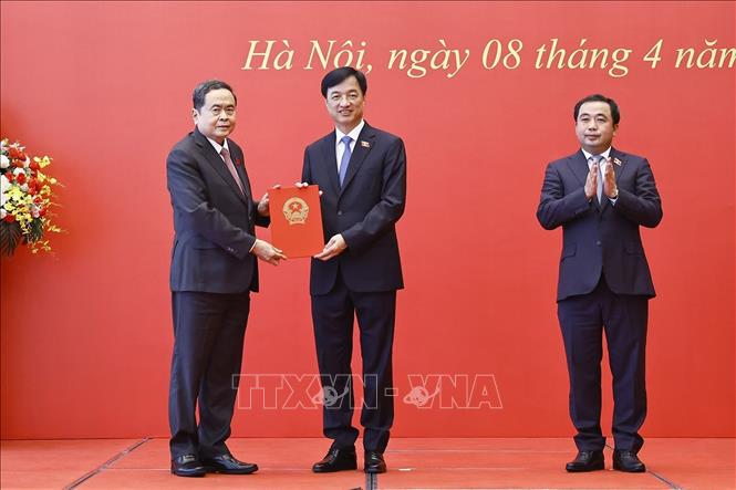 Chủ tịch Quốc hội Trần Thanh Mẫn trao Nghị quyết chuyển sinh hoạt Đoàn đại biểu Quốc hội đối với Trưởng ban Tổ chức Trung ương Nguyễn Duy Ngọc. Ảnh: Doãn Tấn - TTXVN