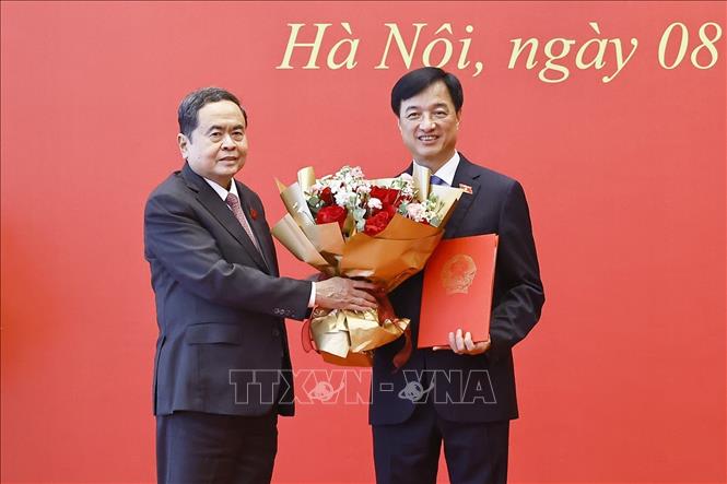 Chủ tịch Quốc hội Trần Thanh Mẫn trao Nghị quyết chuyển sinh hoạt Đoàn đại biểu Quốc hội đối với Trưởng ban Tổ chức Trung ương Nguyễn Duy Ngọc. Ảnh: Doãn Tấn - TTXVN