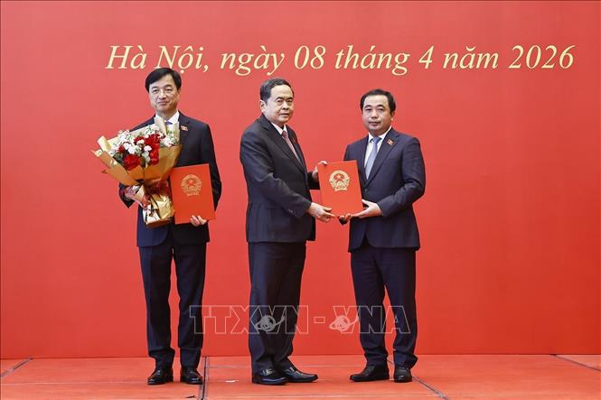 Chủ tịch Quốc hội Trần Thanh Mẫn trao Nghị quyết chuyển sinh hoạt Đoàn đại biểu Quốc hội đối với Bí thư Thành ủy Hà Nội Trần Đức Thắng. Ảnh: Doãn Tấn - TTXVN