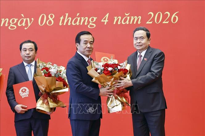 Chủ tịch Quốc hội Trần Thanh Mẫn trao Nghị quyết chuyển sinh hoạt Đoàn đại biểu Quốc hội đối với các Đoàn: Thành phố Hà Nội, thành phố Cần Thơ, thành phố Hải Phòng và tỉnh Thanh Hoá. Ảnh: Doãn Tấn - TTXVN