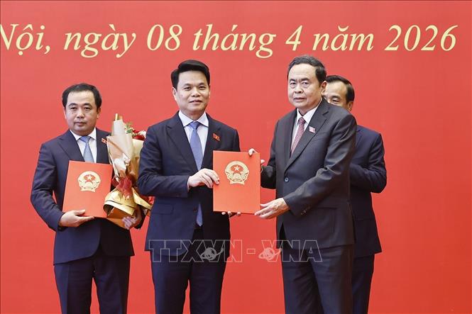 Chủ tịch Quốc hội Trần Thanh Mẫn trao Nghị quyết chuyển sinh hoạt Đoàn đại biểu Quốc hội đối với các Đoàn: Thành phố Hà Nội, thành phố Cần Thơ, thành phố Hải Phòng và tỉnh Thanh Hoá. Ảnh: Doãn Tấn - TTXVN