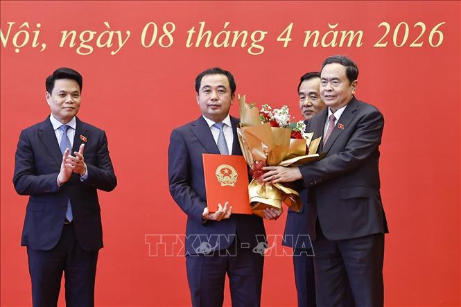 Chủ tịch Quốc hội Trần Thanh Mẫn trao Nghị quyết chuyển sinh hoạt Đoàn đại biểu Quốc hội đối với các Đoàn: Thành phố Hà Nội, thành phố Cần Thơ, thành phố Hải Phòng và tỉnh Thanh Hoá. Ảnh: Doãn Tấn - TTXVN