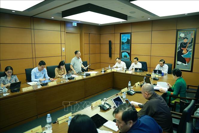 Đại biểu Quốc hội tỉnh Vĩnh Long và tỉnh Hà Tĩnh thảo luận tại tổ. Ảnh: Dương Giang-TTXVN