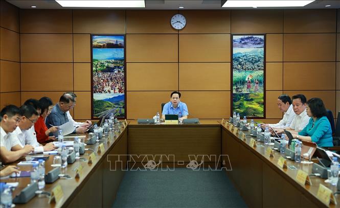 Đại biểu Quốc hội tỉnh Ninh Bình và tỉnh Sơn La thảo luận tại tổ. Ảnh: Dương Giang-TTXVN