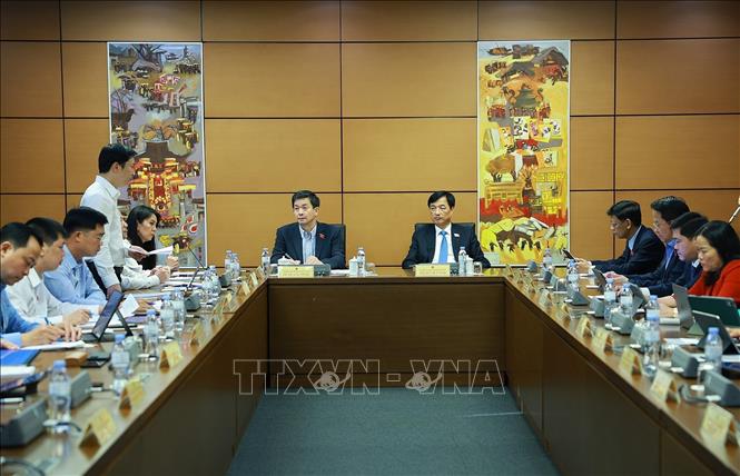 Đại biểu Quốc hội thành phố Cần Thơ và tỉnh Lạng Sơn thảo luận tại tổ. Ảnh: Dương Giang-TTXVN
