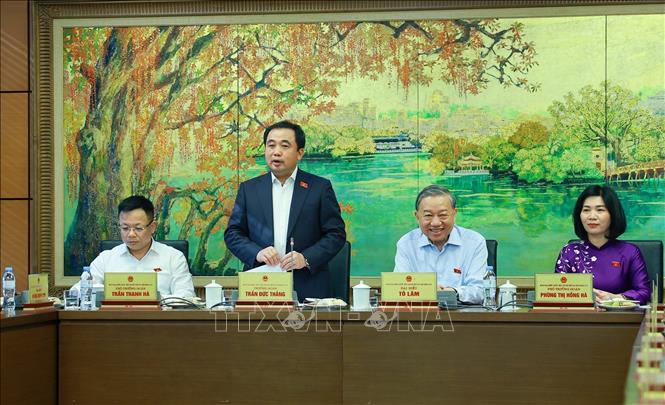 Tổng Bí thư, Chủ tịch nước Tô Lâm và Đại biểu Quốc hội thành phố Hà Nội thảo luận tại tổ. Ảnh: Dương Giang-TTXVN
