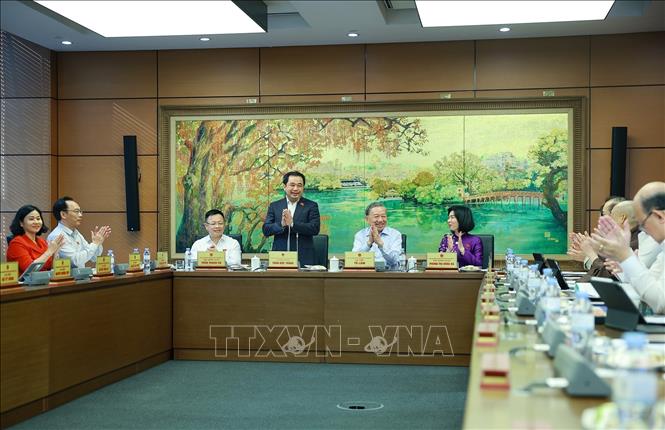 Đại biểu Quốc hội thành phố Hà Nội thảo luận tại tổ. Ảnh: Dương Giang-TTXVN
