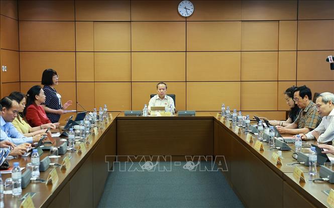 Đại biểu Quốc hội tỉnh Hưng Yên và tỉnh Gia Lai thảo luận tại tổ. Ảnh: Dương Giang-TTXVN