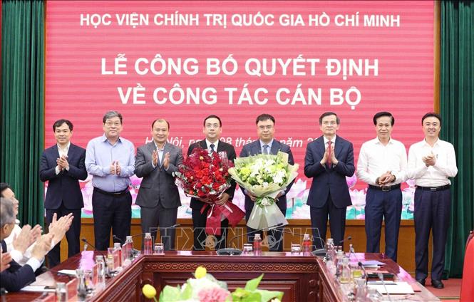 Ban Giám đốc Học viện Chính trị quốc gia Hồ Chí Minh tặng hoa, chúc mừng đồng chí Nguyễn Quốc Sửu và đồng chí Trần Minh Đức - Trợ lý và Thư ký PGS.TS Đoàn Minh Huấn, Ủy viên Bộ Chính trị, Giám đốc Học viện Học viện Chính trị quốc gia Hồ Chí Minh. Ảnh: TTXVN phát