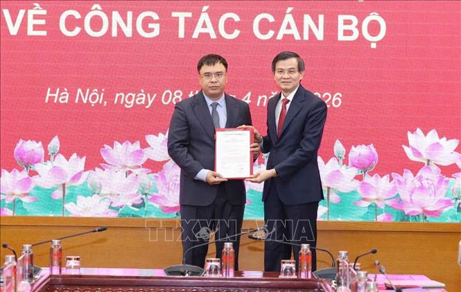 PGS.TS Đoàn Minh Huấn, Ủy viên Bộ Chính trị, Giám đốc Học viện Chính trị quốc gia Hồ Chí Minh trao Quyết định của Ban Bí thư về việc bổ nhiệm Trợ lý đối với đồng chí Nguyễn Quốc Sửu - Trợ lý PGS.TS Đoàn Minh Huấn, Ủy viên Bộ Chính trị, Giám đốc Học viện Học viện Chính trị quốc gia Hồ Chí Minh. Ảnh: TTXVN phát